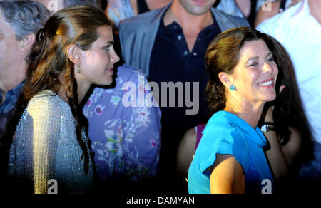 La principessa Carolina di Monaco (R) e sua figlia Charlotte Casiraghi frequentare una musica e spettacolo di luci eseguita dal compositore francese e musicista Jarre per celebrare le nozze reali a Port Hercule, nel Principato di Monaco, 01 luglio 2011. Foto: Jochen Lübke dpa Foto Stock