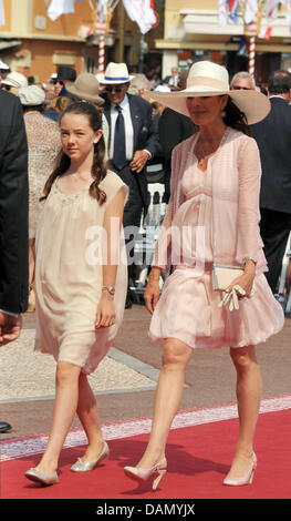 La Principessa Caroline di Hannover e sua figlia la Principessa Alexandra arrivare per le nozze religiose del Principe Alberto II con Charlene Wittstock nel Palazzo del Principe di Monaco, 02 luglio 2011. Alcuni 3500 Gli ospiti sono tenuti a seguire la cerimonia nel cortile principale del palazzo. Foto: Jochen Lübke dpa Foto Stock