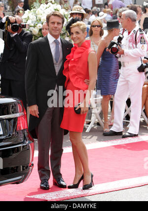 Il principe Emanuele Filiberto di Venezia e del Piemonte e attrice francese Clotilde Courau, Principessa di Venezia e del Piemonte, arrivano per le nozze religiose del Principe Alberto II con Charlene Wittstock nel Palazzo del Principe di Monaco, 02 luglio 2011. Alcuni 3500 Gli ospiti sono tenuti a seguire la cerimonia nel cortile principale del palazzo. Foto: Albert Nieboer Foto Stock