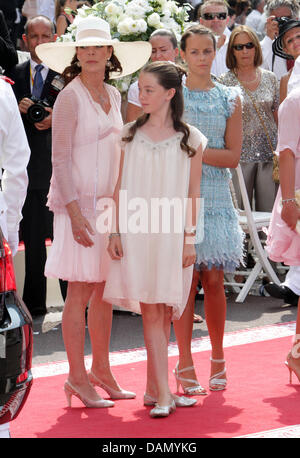 La principessa Carolina di Hannover, la Principessa Alexandra e Pauline Ducruet arrivare per le nozze religiose del Principe Alberto II e Charlene Wittstock nel Palazzo del Principe di Monaco, 02 luglio 2011. Alcuni 3500 Gli ospiti sono tenuti a seguire la cerimonia nel cortile principale del palazzo. Foto: Albert Nieboer Foto Stock