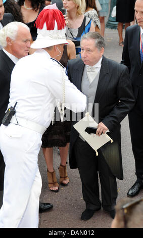 Il presidente della FIA Jean Todt arriva per il matrimonio religioso del Principe Alberto II e la principessa Charlene nel Palazzo del Principe di Monaco, 02 luglio 2011. Alcuni 3500 Gli ospiti sono tenuti a seguire la cerimonia nel cortile principale del palazzo. Foto: Frank può dpa Foto Stock