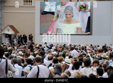 La sposa la principessa Charlene è visto su uno schermo video prima del matrimonio religioso del Principe Alberto II e la principessa Charlene nel Palazzo del Principe di Monaco, 02 luglio 2011. Alcuni 3500 Gli ospiti sono tenuti a seguire la cerimonia nel cortile principale del palazzo. Foto: Frank può dpa Foto Stock