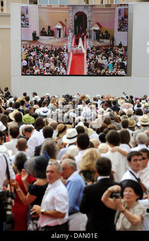 Atmosfera precedenti al matrimonio religioso del Principe Alberto II e la principessa Charlene nel Palazzo del Principe di Monaco, 02 luglio 2011. Alcuni 3500 Gli ospiti sono tenuti a seguire la cerimonia nel cortile principale del palazzo. Foto: Frank può dpa Foto Stock