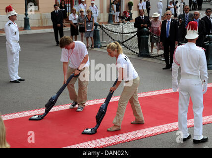 Aiutanti pulire il tappeto rosso prima delle nozze religiose del Principe Alberto II e la principessa Charlene nel Palazzo del Principe di Monaco, 02 luglio 2011. Alcuni 3500 Gli ospiti sono tenuti a seguire la cerimonia nel cortile principale del palazzo. Foto: Frank può dpa Foto Stock