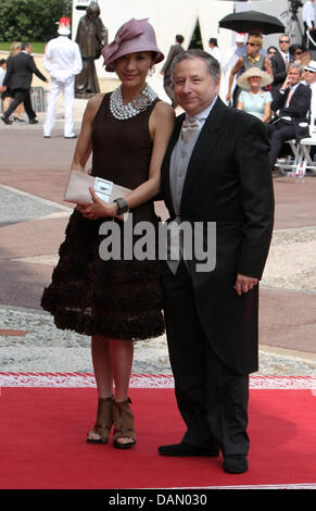 Il presidente della FIA Jean Todt arriva con sua moglie Michelle Yeoh per le nozze religiose del Principe Alberto II e la principessa Charlene nel Palazzo del Principe di Monaco, 02 luglio 2011. Alcuni 3500 Gli ospiti sono tenuti a seguire la cerimonia nel cortile principale del palazzo. Foto: A.Ph.van der Werf, Royal premere l'Europa Foto Stock