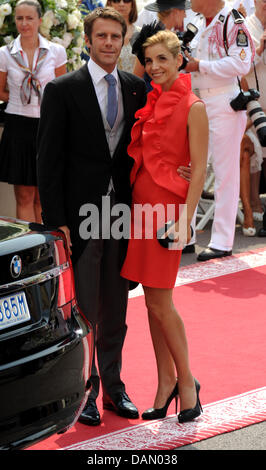 Il principe Emanuele Filiberto di Venezia e del Piemonte e attrice francese Clotilde Courau, Principessa di Venezia e del Piemonte, arrivano per le nozze religiose del Principe Alberto II e la principessa Charlene nel Palazzo del Principe di Monaco, 02 luglio 2011. Alcuni 3500 Gli ospiti sono tenuti a seguire la cerimonia nel cortile principale del palazzo. Foto: Frank può dpa Foto Stock