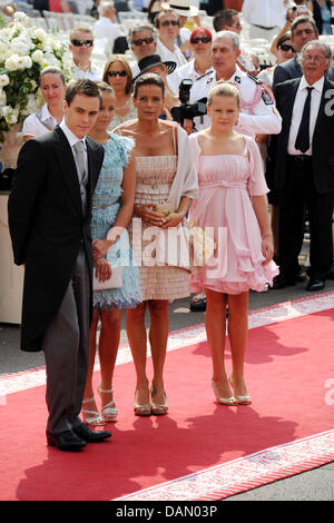 Louis Ducruet, Pauline Ducruet, Principessa Stephanie di Monaco e la più giovane figlia Camille Gottlieb arrivare per le nozze religiose del Principe Alberto II e la principessa Charlene nel Palazzo del Principe di Monaco, 02 luglio 2011. Alcuni 3500 Gli ospiti sono tenuti a seguire la cerimonia nel cortile principale del palazzo. Foto: Frank può dpa Foto Stock