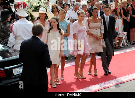 La principessa Carolina di Hannover (L-R), la Principessa Alexandra, Pauline Ducruet, Camille Gottlieb, Principessa Stephanie e Louis Ducruet arrivare per le nozze religiose del Principe Alberto II e la principessa Charlene nel Palazzo del Principe di Monaco, 02 luglio 2011. Alcuni 3500 Gli ospiti sono tenuti a seguire la cerimonia nel cortile principale del palazzo. Foto: Frank può dpa Foto Stock