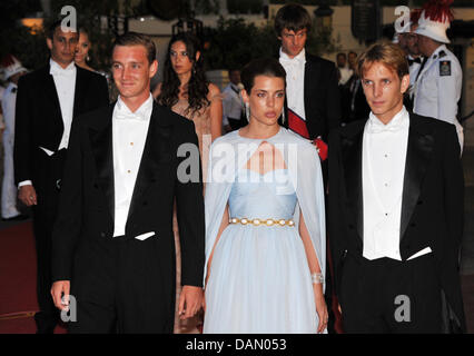 Pierre (L), Charlotte e Andrea Casiraghi partecipare alla cena ufficiale sulle terrazze di Opera dopo le nozze religiose del Principe Alberto II e la principessa Charlene di Monaco, 02 luglio 2011. 450 ospiti sono stati invitati per la cena seguita da una sfera in Opera. Foto: Jochen Lübke dpa Foto Stock