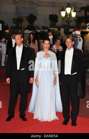 Pierre (L), Charlotte e Andrea Casiraghi partecipare alla cena ufficiale sulle terrazze di Opera dopo le nozze religiose del Principe Alberto II e la principessa Charlene di Monaco, 02 luglio 2011. 450 ospiti sono stati invitati per la cena seguita da una sfera in Opera. Foto: Jochen Lübke dpa Foto Stock