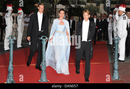 Pierre (L), Charlotte e Andrea Casiraghi partecipare alla cena ufficiale sulle terrazze di Opera dopo le nozze religiose del Principe Alberto II e la principessa Charlene di Monaco, 02 luglio 2011. 450 ospiti sono stati invitati per la cena seguita da una sfera in Opera. Foto: Jochen Lübke dpa Foto Stock