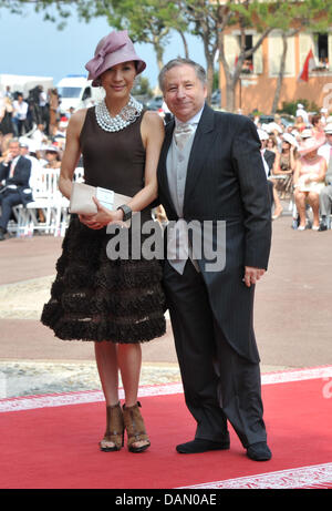 Il presidente della FIA Jean Todt arriva con sua moglie Michelle Yeoh per le nozze religiose del Principe Alberto II con la principessa Charlene Wittstock nel Palazzo del Principe di Monaco, 02 luglio 2011. Alcuni 3500 Gli ospiti sono tenuti a seguire la cerimonia nel cortile principale del palazzo. Foto: Jochen Lübke dpa Foto Stock