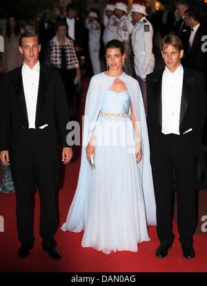 Pierre (L), Charlotte e Andrea Casiraghi partecipare alla cena ufficiale sulle terrazze di Opera dopo le nozze religiose del Principe Alberto II e la principessa Charlene di Monaco a Montecarlo, 02 luglio 2011. 450 ospiti sono stati invitati per la cena seguita da una sfera in Opera. Foto: Albert Nieboer Foto Stock