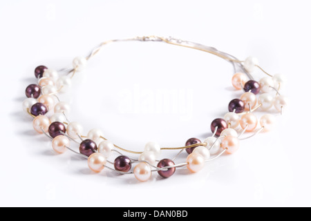 Collane di perle isolati su sfondo bianco Foto Stock