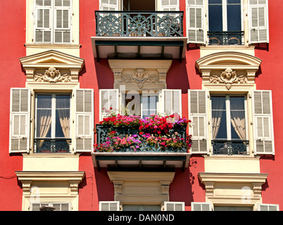 Fiori balcone Quai de Docs Nizza Vecchia Vieux Port Harbour Costa Azzurra Costa Azzurra mediterraneo Foto Stock