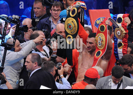 Heavyweight boxer Wladimir Klitschko (M) da Ucraina celebra la sua vittoria su gran bretagna da David Haye a Imtech-Arena ad Amburgo, Germania, 02 luglio 2011. Essi confezionato per Klitschko's WBO/IBF titoli e Haye la WBA in un titolo in campionati mondiali di lotta di unificazione. Foto: Marcus Brandt Foto Stock