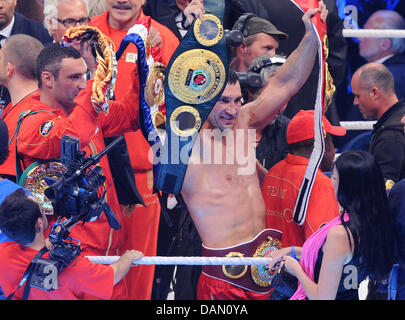 Heavyweight boxer Wladimir Klitschko (M) da Ucraina celebra la sua vittoria su gran bretagna da David Haye a Imtech-Arena ad Amburgo, Germania, 02 luglio 2011. Essi confezionato per Klitschko's WBO/IBF titoli e Haye la WBA in un titolo in campionati mondiali di lotta di unificazione. Foto: Marcus Brandt Foto Stock