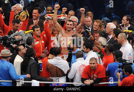 Heavyweight boxer Wladimir Klitschko (M) da Ucraina celebra la sua vittoria su gran bretagna da David Haye a Imtech-Arena ad Amburgo, Germania, 02 luglio 2011. Essi confezionato per Klitschko's WBO/IBF titoli e Haye la WBA in un titolo in campionati mondiali di lotta di unificazione. Foto: Marcus Brandt Foto Stock