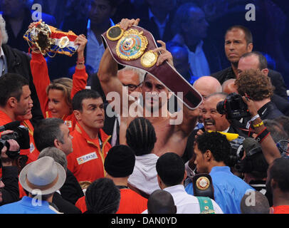 Heavyweight boxer Wladimir Klitschko (M) da Ucraina celebra la sua vittoria su gran bretagna da David Haye a Imtech-Arena ad Amburgo, Germania, 02 luglio 2011. Essi confezionato per Klitschko's WBO/IBF titoli e Haye la WBA in un titolo in campionati mondiali di lotta di unificazione. Foto: Marcus Brandt Foto Stock