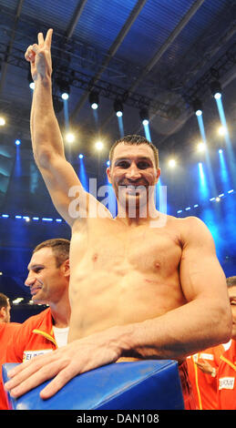 Heavyweight boxer Wladimir Klitschko celebra la sua vittoria su gran bretagna da David Haye in un in un campionati del mondo unificazione lotta per Klitschko's WBO/IBF titoli e Haye WBA del titolo al Imtech-Arena ad Amburgo, Germania, 02 luglio 2011. Klitschko ha vinto su punti. Foto: Christian Charisius Foto Stock