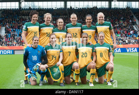 La linea di partenza-up di Australia sorrisi per una foto di gruppo prima del gruppo D match Australia contro la Guinea equatoriale di FIFA femminile di Coppa del Mondo di calcio torneo di FIFA Coppa del Mondo Donne allo stadio di Bochum, Germania, 03 luglio 2011. (Bancata posteriore l-r) Sally Shipard, Lauren Colthorpe, Servet Uzunlar, Emily Van Egmond, Caitlin Foord, Kim Carroll, (prima fila l-r) Lydia Williams, coll Foto Stock