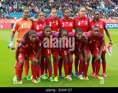 Linea di partenza-up della Guinea equatoriale sorrisi per una foto di gruppo prima del gruppo D match Australia contro la Guinea equatoriale di FIFA femminile di Coppa del Mondo di calcio torneo di FIFA Coppa del Mondo Donne allo stadio di Bochum, Germania, 03 luglio 2011. (Bancata posteriore l-r) Miriam, Vania, Dulcia, Diala, Carolina, Anonman, (prima fila l-r) Ana Cristina, Jumaria, Chinasa, Bruna, Dorine. Foto: Roland Foto Stock