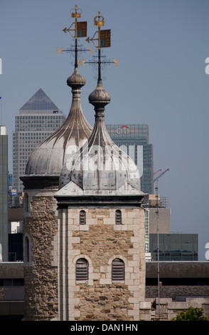 In prossimità delle torrette a Torre di Londra con Canary Wharf grattacieli dietro Foto Stock