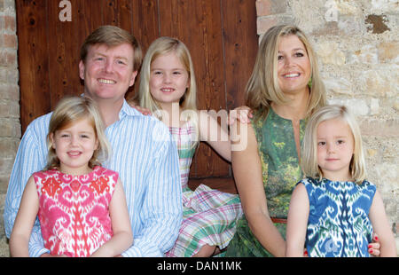 Il principe Willem Alexander, la principessa Maxima e i bambini Alexia, Amalia e Ariane pongono per la photosession annuale presso la casa per le vacanze, Rocco dei Draconi, nella zona di Tavarnelle ( Toscane) Tavernelle Val di Pesa in Italia, luglio 04, 2011. Foto: Albert Philip Van der Werf (PAESI BASSI) Foto Stock