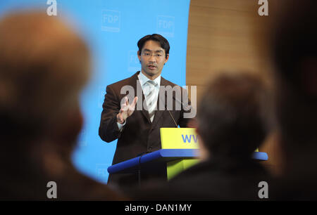 FDP Partito capo federale e il ministro dell'economia Philip Roesler parla durante una conferenza stampa sugli attuali temi politici nonché la coalizione la decisione in tagli fiscali nel 2013. Foto: JOERG CARSTENSEN Foto Stock