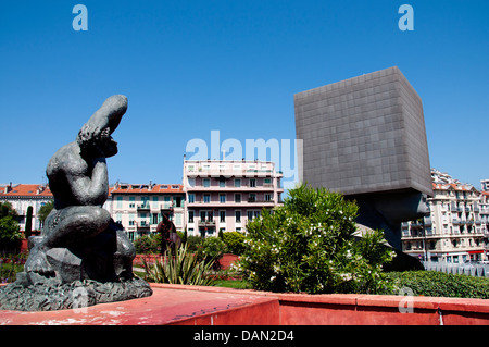 Museo d Arte Moderna e Contemporanea Jardin Maréchal Juin testata la Tête Carrée de Sosno 30m scultura Sacha Sosno Nizza Francia Foto Stock