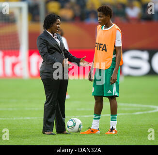 Head Coach Ngozi Uche (L) e Osinachi Ohale della Nigeria visto prima del gruppo di un match contro il Canada Nigeria di FIFA Coppa del Mondo Femminile torneo di calcio a: Stadio Rudolf Harbig a Dresda, Germania, 05 luglio 2011. Foto: Jens Wolf dpa +++(c) dpa - Bildfunk+++ Foto Stock