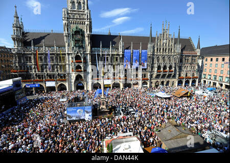 Numerosi appassionati dei giochi olimpici assistere ad un pubblico visualizzazione evento durante l'annuncio dell'ospite del 2018 Giochi Olimpici Invernali a Marienplatz (Piazza Marien) di Monaco di Baviera, Germania, 06 luglio 2011. Il CIO ha scelto Pyeongchang, Corea del Sud. Foto: Andreas Gebert Foto Stock