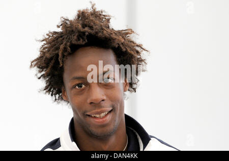 Tennis francese player Gael Monfils pone durante il sorteggio per la Coppa Davis il torneo di tennis di Stoccarda, Germania, 7 luglio 2011. Team Germany giocherà contro la Francia, il finalista dell anno precedente, nei quarti di finale della Coppa Davis torneo di tennis che si svolge dal 8 luglio 2011 al 10 luglio 2011. Foto: Marijan Murat Foto Stock