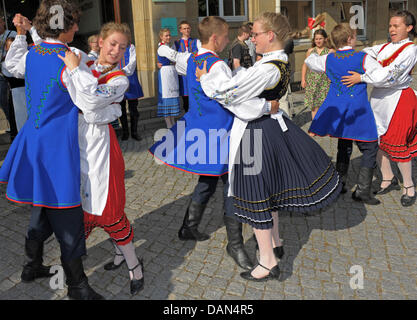 Il gruppo polacco "Paneszka' partecipa al IX. Festival Internazionale del Folklore Lausitz/Luzyca a Bautzen, Germania, 07 luglio 2011. Ogni anno, Sorabo invitare le società di danza e gruppi folk provenienti da tutto il mondo. Fino al 10 luglio 2011, sette gruppi internazionali si esibiranno al festival. Foto: Matthias Hiekel Foto Stock