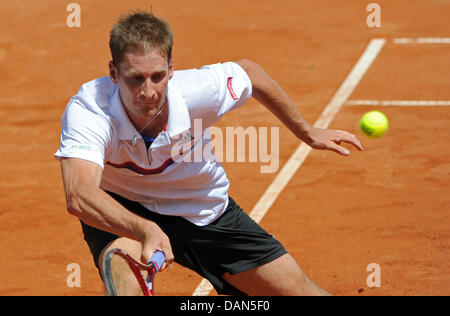 Tennis professional Florian MAYER dalla Germania esegue un diretti durante la Coppa Davis World Group trimestre finale di partita contro il francese Richard Gasquet a Stoccarda, Germania, 08 luglio 2011. La nona Coppa Davis duello tra la Germania e la Francia ha luogo tra il 08 e 10 luglio 2011. Foto: MARIJAN MURAT Foto Stock