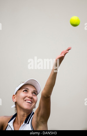 Elena Vesnina della Russia in azione porzioni durante il match singles Foto Stock