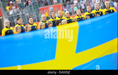 Team Svezia canta l inno nazionale l'inizio il gruppo C match Svezia contro gli USA di FIFA Coppa del Mondo Donne torneo di calcio all'Arena Im Allerpark, Wolfsburg, Germania, 06 luglio 2011. Foto: Julian Stratenschulte dpa/L  Foto Stock