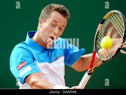 Tennis professional Philipp KOHLSCHREIBER: risultati nei dalla Germania gioca la palla durante la Coppa Davis World Group trimestre partita finale contro la Francia Monfils a Stoccarda, Germania, 08 luglio 2011. La nona Coppa Davis duello tra la Germania e la Francia ha luogo tra il 08 e 10 luglio 2011. Foto: MARIJAN MURAT Foto Stock