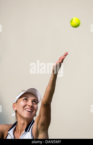 Elena Vesnina della Russia in azione porzioni durante il match singles Foto Stock