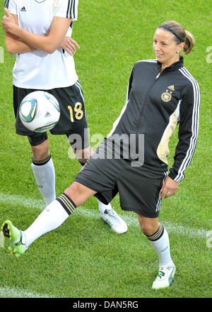 Inka Grings di Germania gioca la palla durante una sessione di formazione del team a Wolfsburg, in Germania 08 luglio 2011. La Germania si affaccia il Giappone nei quarti di finale della FIFA Coppa del Mondo Femminile a Wolfsburg il 09 luglio 2011. Foto: Carmen Jaspersen dpa +++(c) dpa - Bildfunk+++ Foto Stock