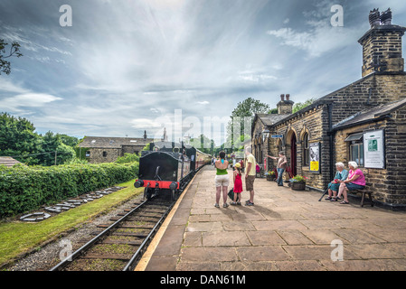 KWVR Oakworth ferroviaria stazione. Keighley Worth Valley Railway North Yorkshire, Inghilterra. Foto Stock
