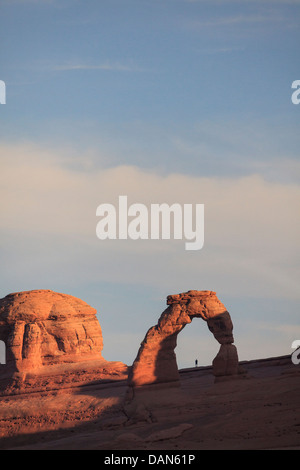 Stati Uniti d'America, Utah, Moab Arches National Park, Delicate Arch dal punto di vista inferiore Foto Stock