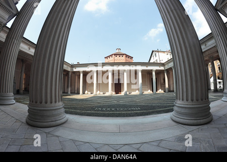 I primi cristiani Battistero vista dal portico del Duomo di Novara, Italia Foto Stock