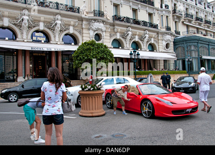 Hotel de Paris - Le Louis XV opposto del Grand Casinò di Monte Carlo Principato di Monaco le automobili di lusso Bentlee Mercedes Ferrari Foto Stock