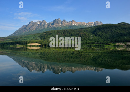 Montagna Yellowhead riflessa nel lago Whitney Jasper NP Alberta Canada Foto Stock