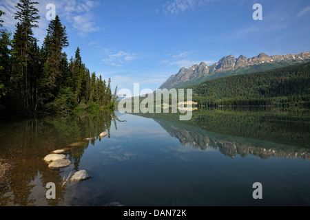 Montagna Yellowhead riflessa nel lago Whitney Jasper NP Alberta Canada Foto Stock