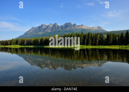 Montagna Yellowhead riflessa nel lago Whitney Jasper NP Alberta Canada Foto Stock