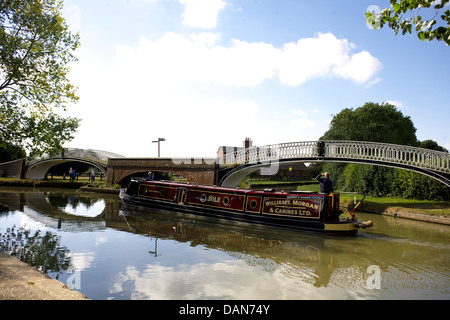 Braunston giunzione tra il canale di Oxford e il Grand Union Canal, Narrowboat sulla Oxford Canal, Braunston, Northampton Foto Stock