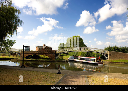 Braunston giunzione tra il canale di Oxford e il Grand Union Canal, Narrowboat sulla Oxford Canal, Braunston, Northampton Foto Stock