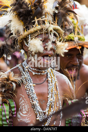 Donna danza e canto presso il festival di Goroka in Papua Nuova Guinea Foto Stock